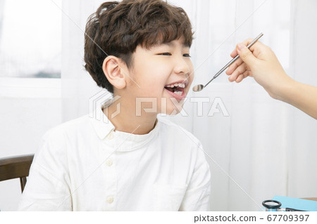 Child dentist 67709397