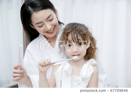 Family portrait parent and child Family portrait parent and child 67709646