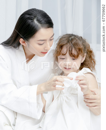 Family portrait parent and child 67709662