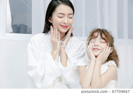 Family portrait parent and child 67709667