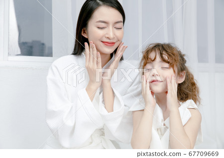 Family portrait parent and child Family portrait parent and child 67709669