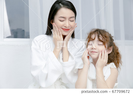 Family portrait parent and child Family portrait parent and child 67709672