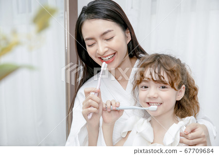 全家福父母和孩子 67709684