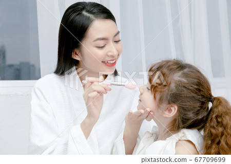 Family portrait parent and child 67709699