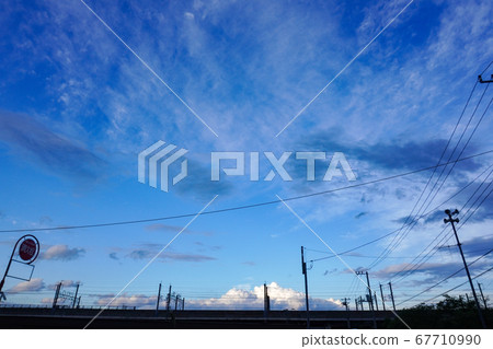 Railroad photography with clouds in the distant sky Railroad photography with clouds in the distant sky 67710990
