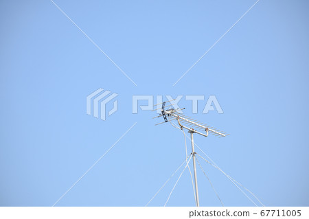 Antenna that catches radio waves 67711005
