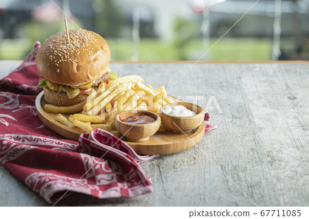 Burger menu in a wooen platter 67711085