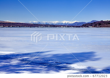 Lake Yamanaka and the Southern Alps Mountains, where ice has completely frozen, in Yamanakako Village, Minamitsuru District, Yamanashi Prefecture 67712023