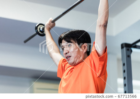 在私人健身房訓練的男人 在私人健身房訓練的男人 67713566