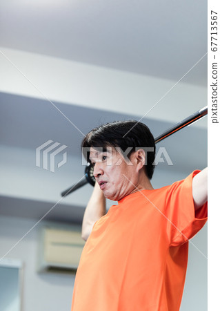 在私人健身房訓練的男人 67713567