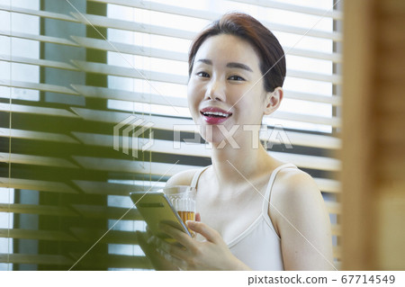 智能手機，下午茶時間，茶療法，足浴，康復，年輕女子 67714549
