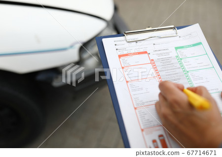 Agent draws up an insured event after car accident. 67714671