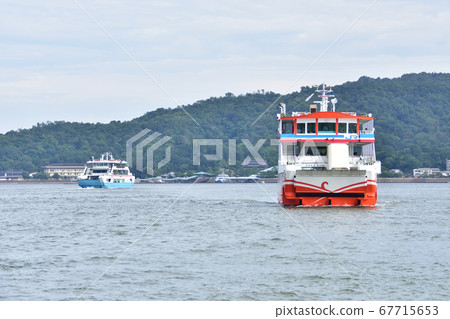 嚴島神社（大鳥居正在建設中）和輪渡風光（多雲的天空） 67715653