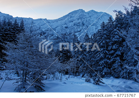 八嶽山脈和明岳在黎明時見 67715767