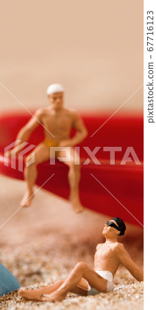 miniature men on the beach, mobile stories format miniature men on the beach, mobile stories format 67716123