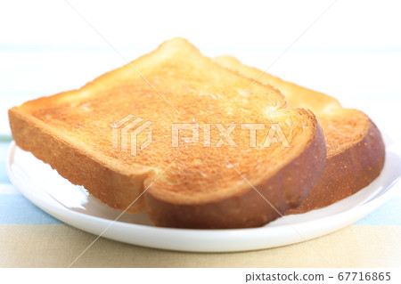 Delicious toast 67716865