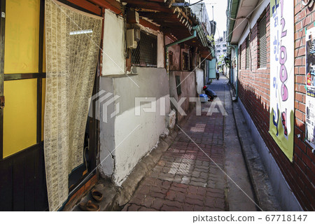 走在鐘路市益善洞 67718147