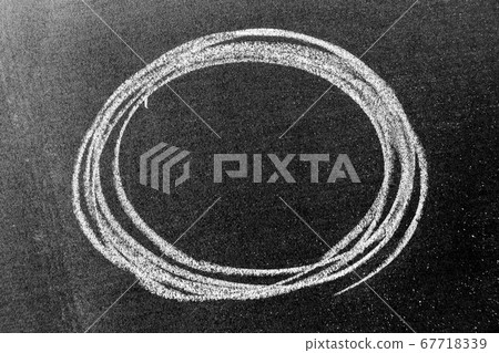 White color chalk hand drawing in circle or oval shape on black board background 67718339