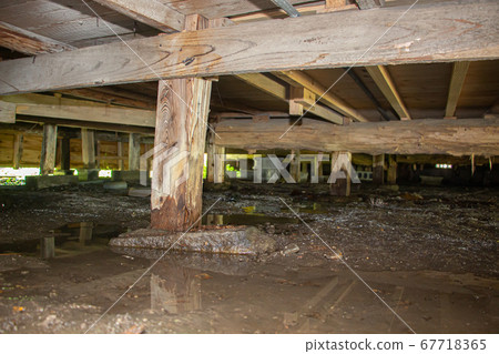 Underfloor damaged by termites An old Japanese house damaged by inundation under heavy rain Underfloor damaged by termites An old Japanese house damaged by inundation under heavy rain 67718365