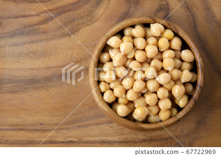 Boiled and drained chickpeas on a wooden background Boiled and drained chickpeas on a wooden background 67722969