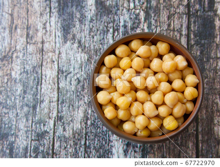 Clay bowl full of boiled and drained chickpeas 67722970