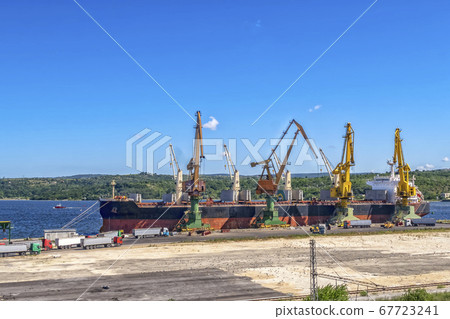 Work in port Work in port 67723241