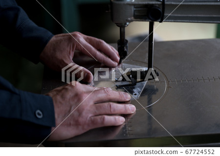 Cutting work with a jigsaw 67724552