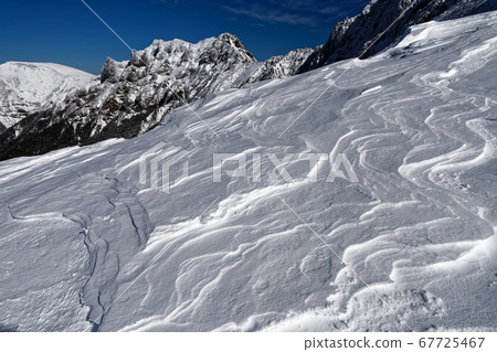 沿八嶽山脈和赤嶽山脊的須賀布拉和橫岳的景色 沿八嶽山脈和赤嶽山脊的須賀布拉和橫岳的景色 67725467