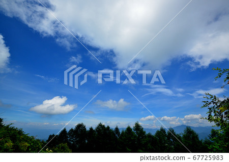 立志高原信州的山脈在蔚藍的天空中閃耀 67725983