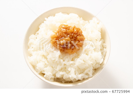 米飯配蘑菇蘑菇。 67725994