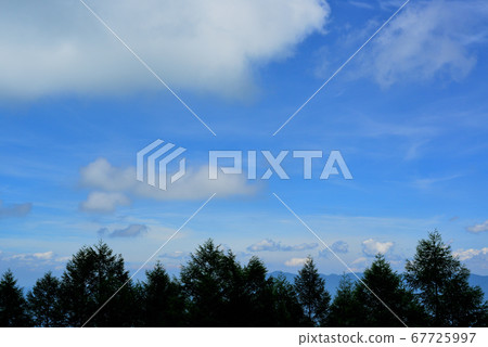 Tateshina plateau The mountains of Shinshu shining in the blue sky 67725997