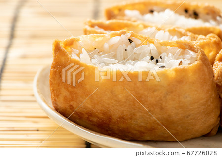 Inari壽司配黑芝麻。背景，百葉窗。 67726028