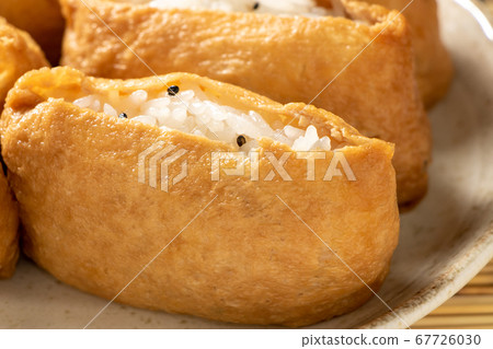 Inari壽司配黑芝麻。 67726030