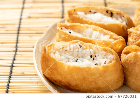 Inari壽司配黑芝麻。背景，百葉窗。 67726031