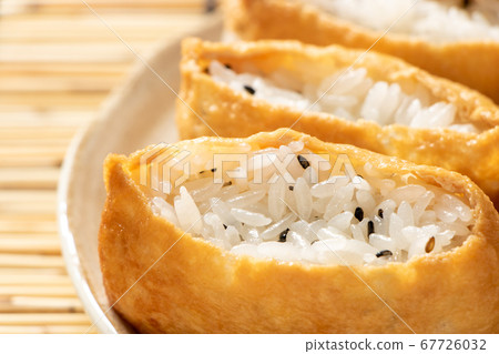 Inari壽司配黑芝麻。背景，百葉窗。 67726032