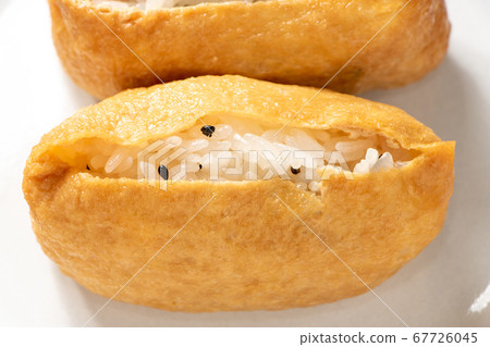 Inari壽司配黑芝麻。 Inari壽司配黑芝麻。 67726045