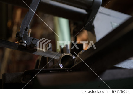 Cutting the sanitary piping with a band saw Cutting the sanitary piping with a band saw 67726094