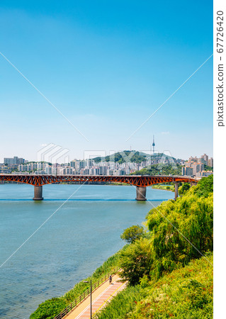Seongsu Bridge and Seoul city view at Han river park in Korea 67726420