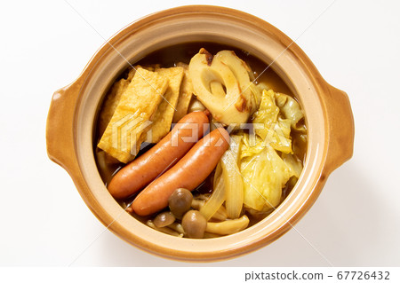 One person pot image. A curry pot placed in a small earthenware pot of one serving size. One person pot image. A curry pot placed in a small earthenware pot of one serving size. 67726432
