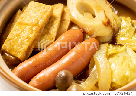 One person pot image. A curry pot placed in a small earthenware pot of one serving size. One person pot image. A curry pot placed in a small earthenware pot of one serving size. 67726434