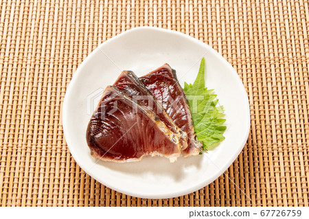 Seared bonito. Served with spicy large leaves. 67726759