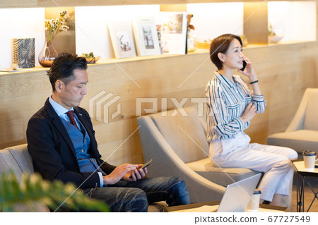 A businessman working in a cafe 67727549