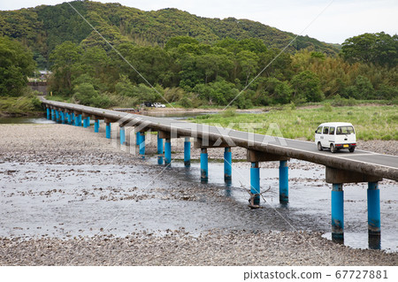 四萬十里河佐田沉降橋-洪水時在地表以下的橋- 四萬十里河佐田沉降橋-洪水時在地表以下的橋- 67727881