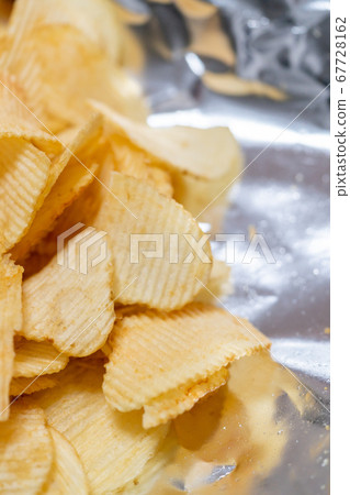 Potato chips salted at the party 67728162