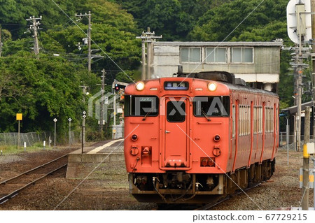 Kiha 47 departing from Satsu station Kiha 47 departing from Satsu station 67729215