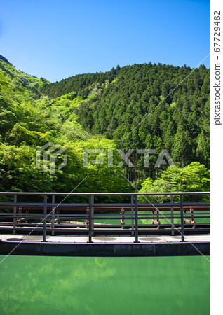 新鮮的綠色Shiramaru大壩鮮綠色的Shiramaru湖從大壩的景色 新鮮的綠色Shiramaru大壩鮮綠色的Shiramaru湖從大壩的景色 67729482