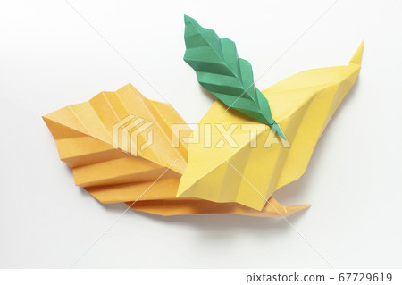 由彩色紙與秋天圖像製成的葉 67729619
