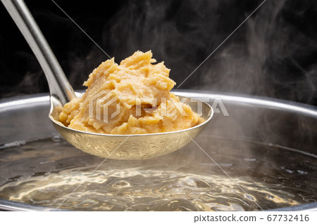 Make miso soup with white miso 67732416