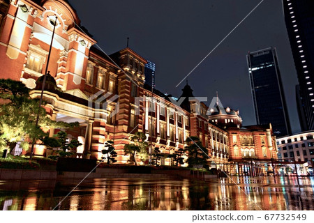 Tokyo station after the rain [Symmetry] 67732549