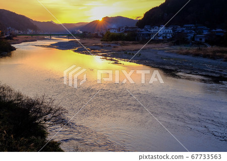 Dawn on the Yoshino River (Yoshino Town, Yoshino District, Nara Prefecture) 67733563